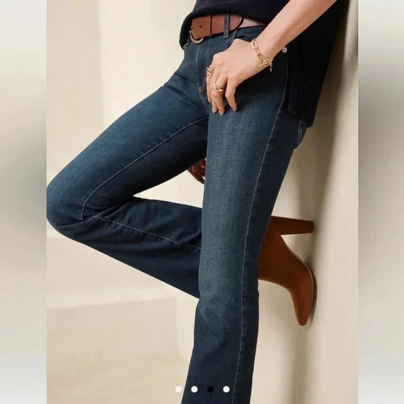Banana Republic Vintage Stretch Low-Rise Bootcut Jean - Picture 4 of 13